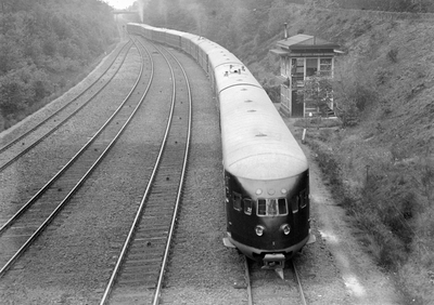 883101 Afbeelding van vier gekoppelde diesel-electrische treinstellen DE 3 (serie 11-50) van de N.S. ter hoogte van het ...
